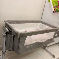 تخت کنار مادر به دلیل کمبود جا