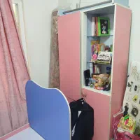 تخت خواب نوجوان با کمد لباس و قفسه کتابخانه
