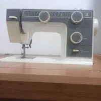 چرخ خیاطی ژانومه یاسمین همراه با مبل کاملا سالم