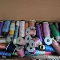 تعدادی نخ گلدوزی