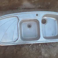 سینک و تعدادی شیر