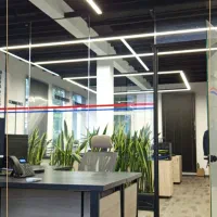 طرح و اجرای نورهای خطی و لوسترهای مدرن سفارشی