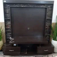 یک میز تلویزیون به فروش می‌رسد