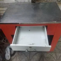 میز زیر ترازو