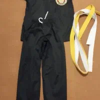 لباس جودو به همراه دو کمربند سفید و زرد