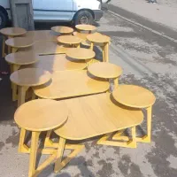 کنار مبلی و میز عسلی