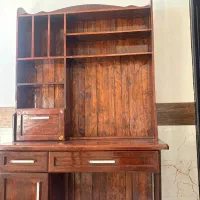 میز تحریر و کتابخانه