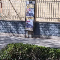 اقای موتور سوار نصب پوستر در پانل سطح شهر