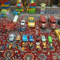 چند قلم اسباب بازی.