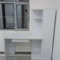 میز تحریر و کتابخانه