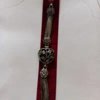 دستبند بسیار شیک و قشنگ.دارای نگینای درخشان