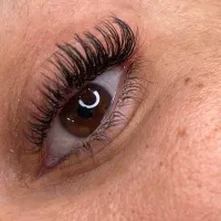 مدل برای کاشت مژه با هزینه ۲۸۰