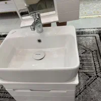 آینه و باکس کمدی بسیار تمیز درحد نو