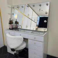 میز آرایش و آینه قدی
