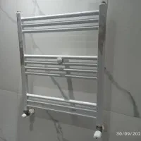 یک عدد سیفون یک عدد حوله خشکن داخل حمام