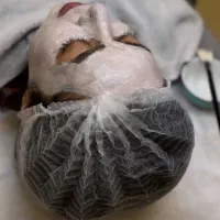 مدل برای پاکسازی صورت فقط هزینه مواد گرفته میشه