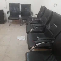 صندلی و کتابخانه