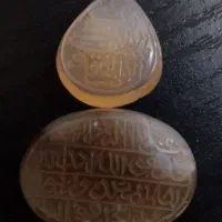 نگین خطی کهنه و اسکناس و انگشتر