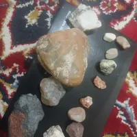 تعدادی سنگ باارزش و شهاب سنگ