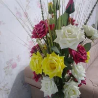 گل رز خارجی سه شاخه ای بزرگ . رز زرد ، قرمز ، سفید