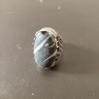تعدادی مهره و نگین انگشتری