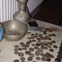 یک مجموعه اشیاع تاریخی و سکه که به زمان رضا قلدرن