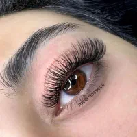 اکستنشن تخصصی مژه با ۵ سال تجربه درخشان