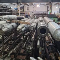 تعدادی نیرو در کارگاه تراشکاری