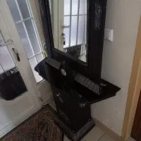 یک عدد آئینه عقد با پایه کمدی زیر ان