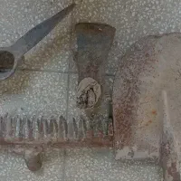 بیل، شن کش، تیشه، کلنگ