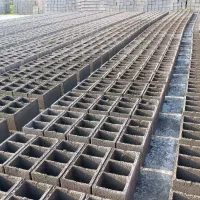 استخدام کارگر کارگاه بلوکزنی مسلط به رانندگی نیسان