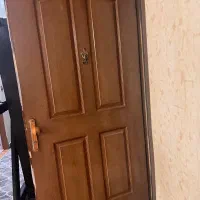درب چوبی ورودی خانه با دستگیره