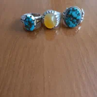 ۳عدد انگشتر نقره ،۲تاش سنگ فیروزه،یکی باباقوری