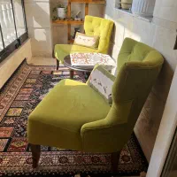 دوعددمبل تک نفره با میز عسلی وسط وجای گلدانی چوبی