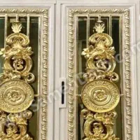 نقاش نقاشی د ر و پنجره وساختمان