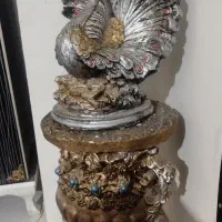 مجسمه پرطاووس با پایه