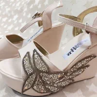 کفش مجلسی زنانه لژدار نگین‌دار کرم