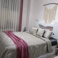 یه عدد تخت و میز آینه آرایش دورتادور باکس