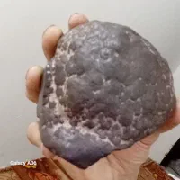 یک عدد سنگ .مشکوک به شهاب سنگ ‌با چگالی بالا ‌.