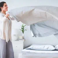 خانم جوان جهت نظافت