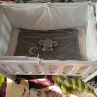 تخت کودک کنار مادر ننودار