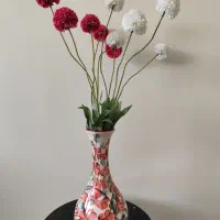 گل مصنوعی و گلدان سرامیکی