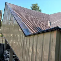 کارگر جوشکاری سقف ساختمان