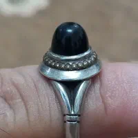 انگشترا نقره میباشد.