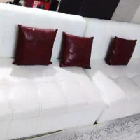 مبل چرم سفید هفت نفره همراه میز و عسلی