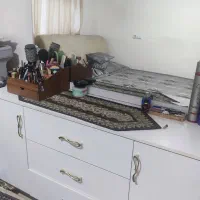 تخت و کمد دراور و یک عدد پاتختی