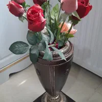 گلدان چوبی با گل رز مصنوعی