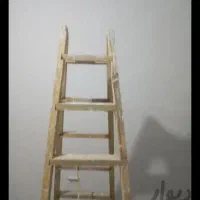یک عددنردبان چوبی بلند