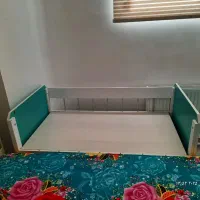 تخت کنار مادر