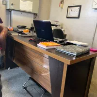 میز اداری و میز کشو‌دار کنارش